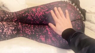 شرموطه مصرية نايمه على السرير منحرف يلعب ويفرش فى طيزها