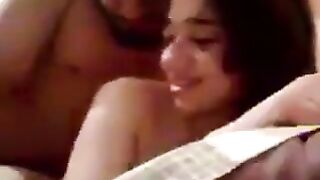 زانق كتكوتة على الكرسي وينيكها من ورا سكس مصري