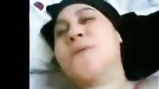 شاب بينيك مرات ابوه الهايجه اللبوة وفاشخها نيك سكس عراقي