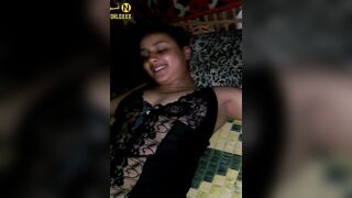 مره مصرية لبوة تقلع قميص النوم ويصورها وهو يحك زبه ف كسها سكس مصري