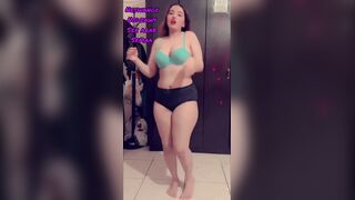 نودز فرسة بترقص وتقفش في بزازها سكس مصري