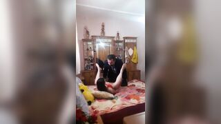 أَبى رجع من السفر وبلش لحس في طيزي عشان يعوضني عن محني - سكس مصري جديد